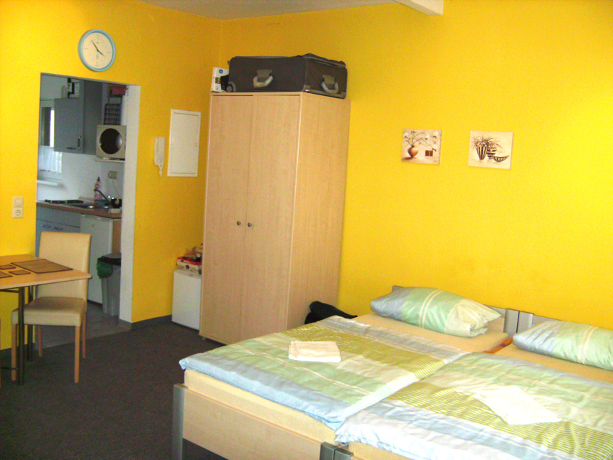 Schlafzimmer mit Doppelbett und Kleiderschrank