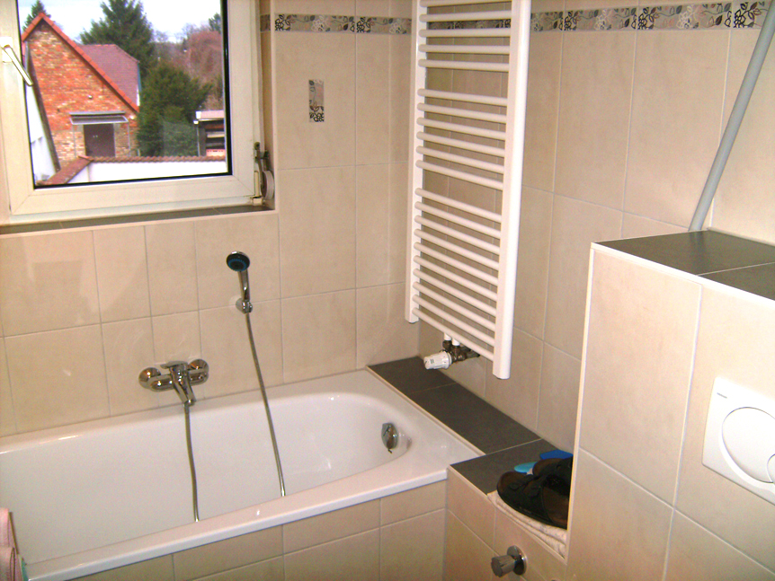 Bad mit Badewanne und Handtuchheizkörper